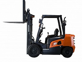 Автопогрузчик Doosan NX - вид слева с поднятой мачтой