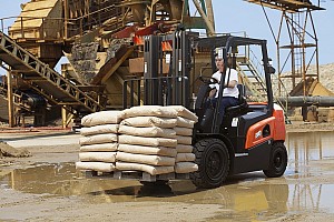Автопогрузчик Doosan NX - в работе