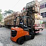 Автопогрузчик Doosan NX - в работе на улице