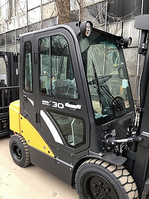 жесткая кабина для погрузчика Doosan D30: вид спереди