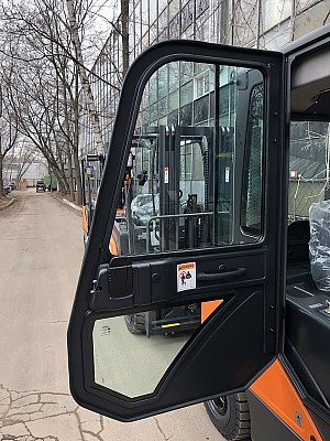 жесткая кабина для погрузчика Doosan D30: открытая дверь
