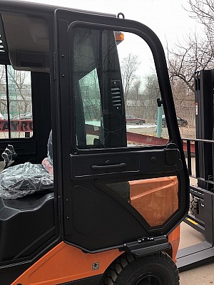 жесткая кабина для погрузчика: открытая дверь