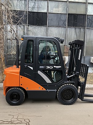оригинальная жесткая кабина для погрузчика Doosan D30: вид сбоку