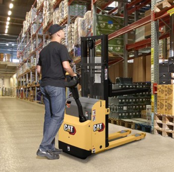 Штабелер сопровождаемый CAT NSP12PC компактный