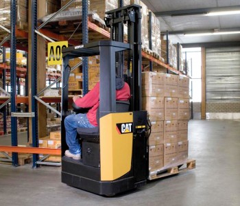 Электроштабелер с оператором сидя CAT NSS20N