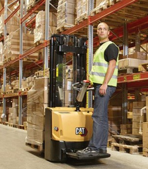 Штабелер сопровождаемый CAT NSP14N2R с платформой