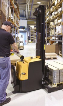 Штабелер сопровождаемый CAT NSP16N2R с платформой