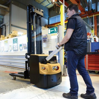 Штабелер сопровождаемый CAT NSP16N2I с предподъемом