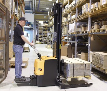 Штабелер сопровождаемый CAT NSP16N2S с расширенными опорными стойками