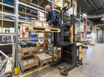 Среднеуровневый подборщик заказов CAT NOM10P, 3-ступенчатая мачта