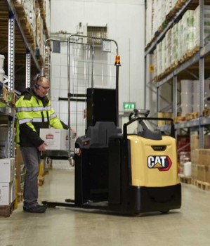 Низкоуровневый подборщик заказов CAT NO12N2FP с подъемными вилами, с подъемной платформой оператора